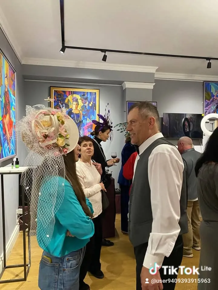 Зображення "На відкритті виставки Das parfum" від Bogdan Burak, місто: Київ, серія: Das parfum