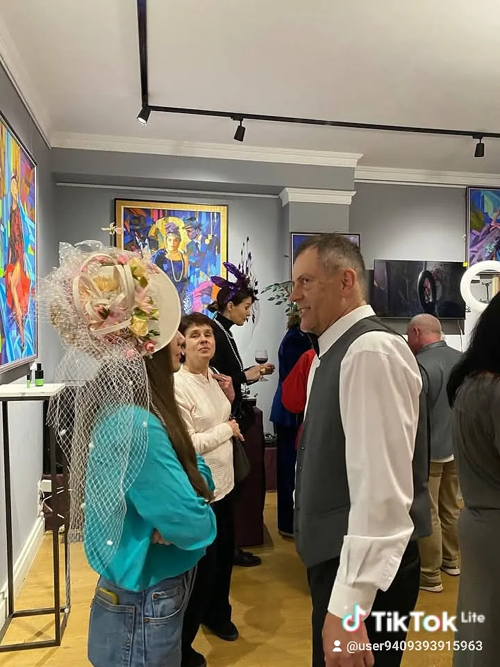 Зображення "На відкритті виставки Das parfum" від Bogdan Burak, місто: Київ, Золотоустівська 23, серія: Das parfum